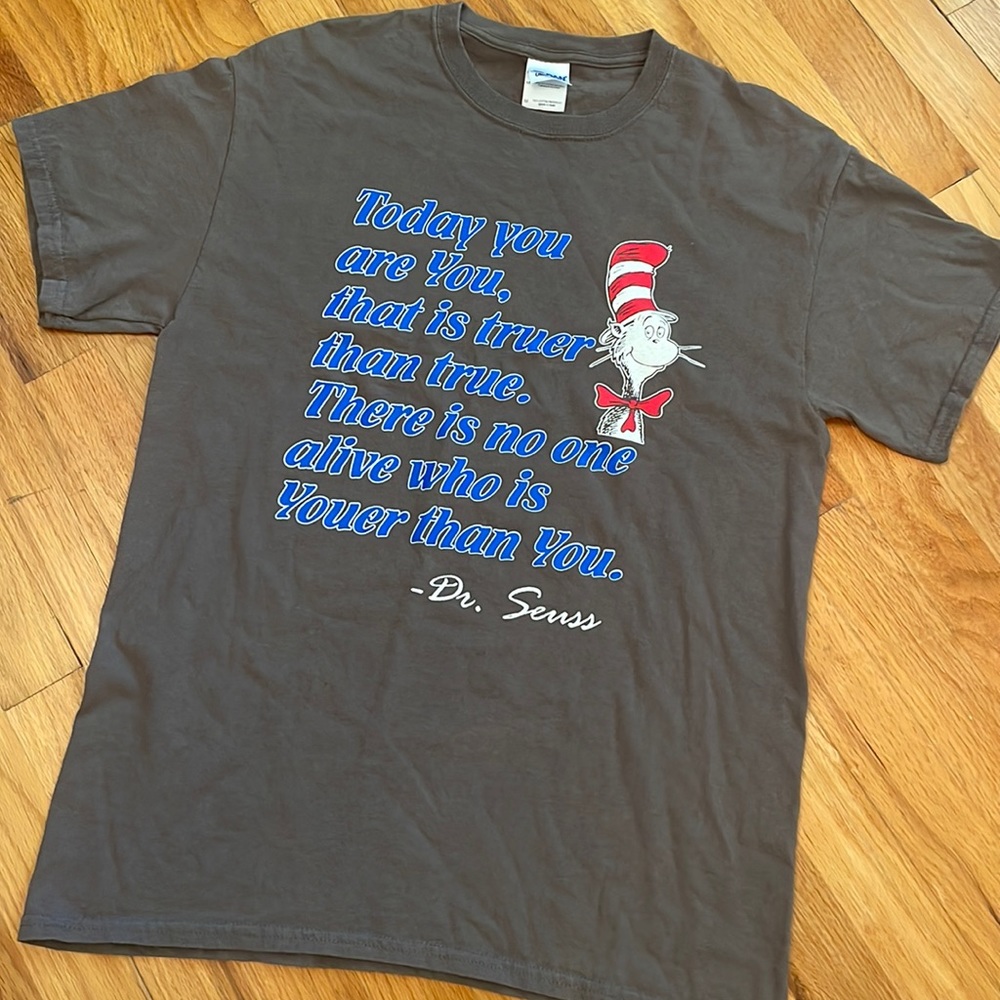 Dr. Seuss T-Shirt. Gray- Short Sleeve. Size Medium. EUC